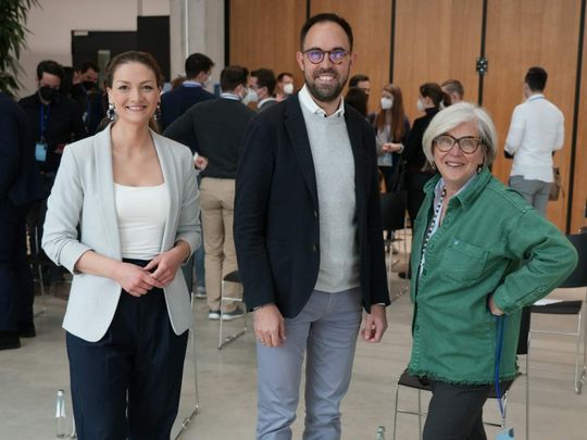 (Beim Start der Initiative NextGen4Bavaria: Digitalministerin Judith Gerlach, UnternehmerTUM-Geschäftsführer Christian Mohr und Steffi Czerny, BayFiD-Patin und DLD-Mitgründerin. (Bild: Bayerisches Staatsministerium für Digitales))