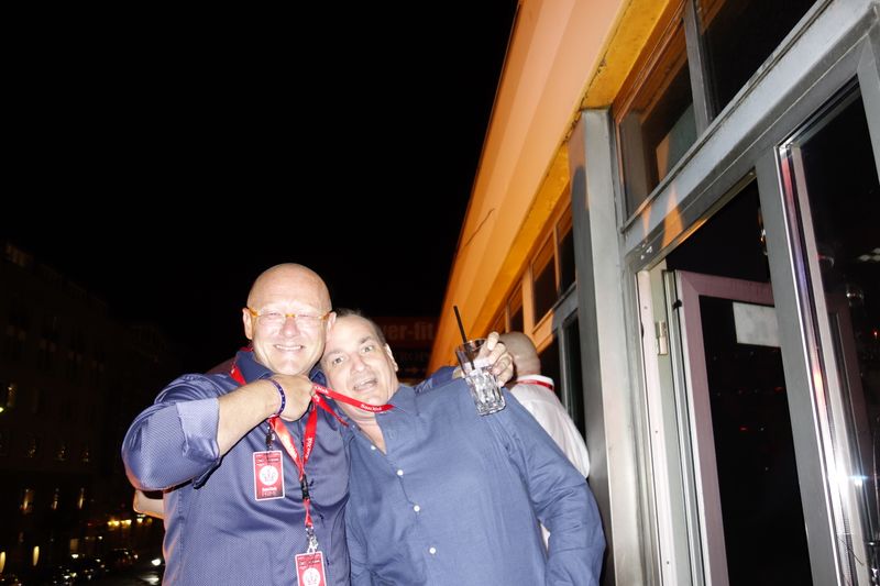 Thomas Wenzel hat mit seinem Kollegen Patrick Seuser, TP-LINK, wohl noch ein Hühnchen zu rupfen! (Bild: IT-BUSINESS)