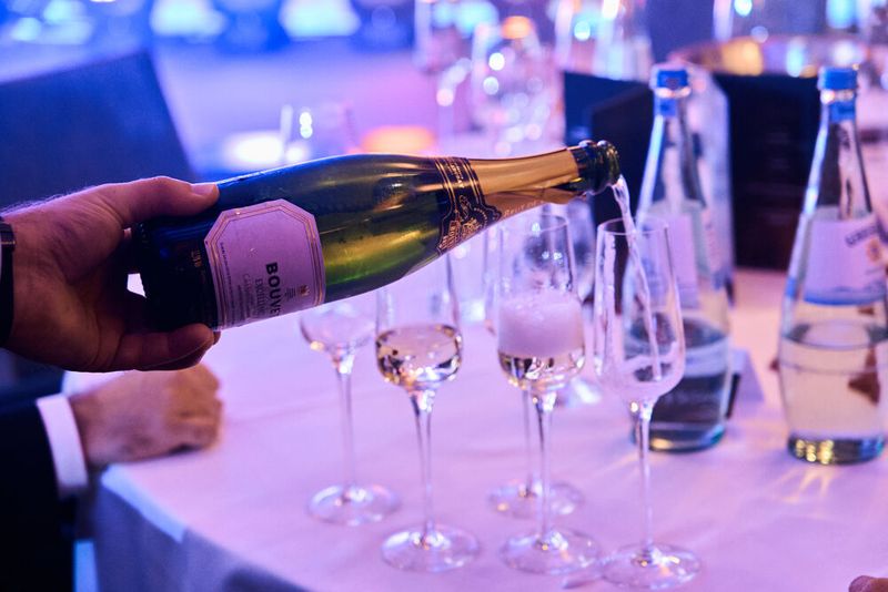 Dann beginnt die eigentliche Award-Verleihung mit einem Glas Crémant. (Bild: krassevideos.de / VIT)