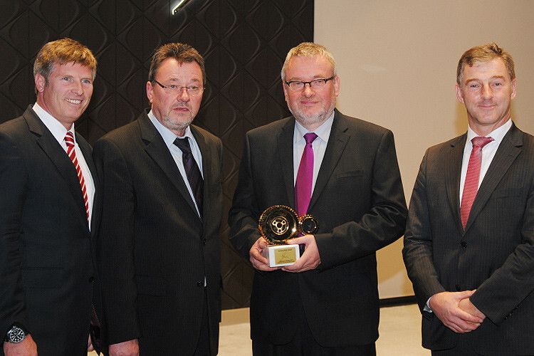 Goldene Schrägverzahnung von Zahlrädern (v.li.): Holger Böhme, Bernd und Hermann Bleker und Kai Pries (Vertriebsdirektor Citroën Deutschland). (Foto: Baeuchle)