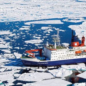 Forschungsschiff Polarstern auf Expedition PS86 im grönländischen Eis, etwa 4.000 m oberhalb der westlichen vulkanischen Zone des Gakkelrückens.(Bild:  Alfred-Wegener-Institut / Stefanie Arndt)