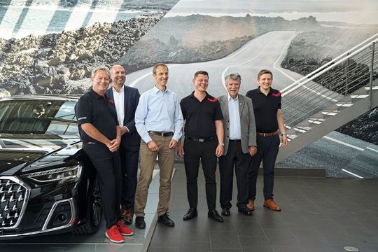 Gruppenfoto anlässlich der Bekanntgabe der Übernahme von RSZ Automobile durch die Maschek-Gruppe: (v. l.) Ingo Maschek (Inhaber Maschek Automobile), Thomas Neidl (2. Bürgermeister Wackersdorf), Berthold Raab (Geschäftsführer RSZ Automobile/Maschek-Raab), Christian Dull (Geschäftsführer Maschek Automobile), Jakob Scharf (Kreisrat, stellv. Landrat) und Reiner Hochmuth, (Geschäftsführer Maschek Automobile)(Bild:  Maschek Automobile)
