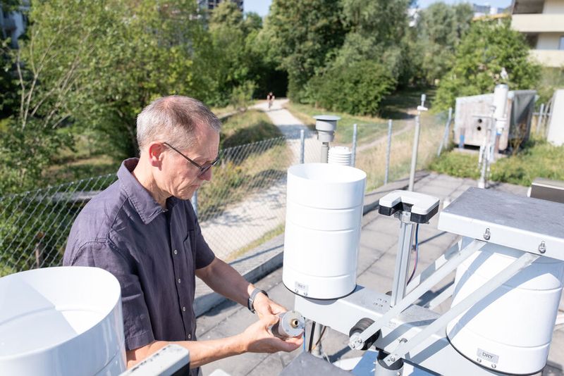 Empa-Forscher Christoph Hüglin sammelt Proben von Partikeln, die mit Regen und Schnee aus der Luft ausgewaschen werden oder sich aufgrund der Schwerkraft absetzen. (Bild: Empa)