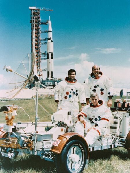 Die Besatzung von Apollo 17 mit dem LRV-Trainingsfahrzeug: Kommandant Eugene A Cernan (sitzend), Ronald E. Evans (rechts), Pilot der Kommandokapsel America und Harrison H. Schmitt, (links), Pilot der Mondlandefähre Challenger. (Bild: NASA)