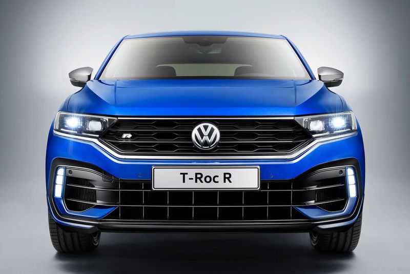 Serienmäßig an Bord hat der T-Roc R unter anderem ein Sportfahrwerk, zudem liegt er tiefer als die „Standard-Version“. (Volkswagen AG)