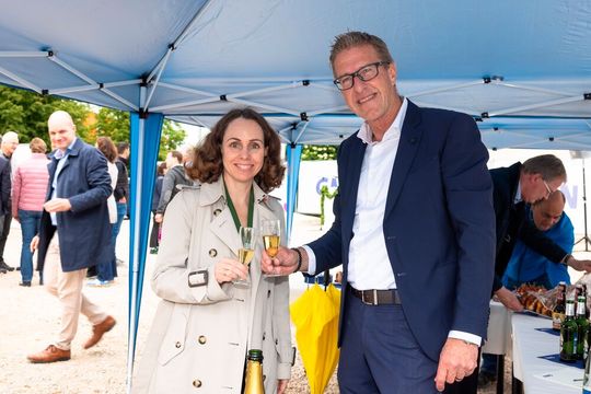 Dr. Andrea Heilmaier, Wirtschaftsreferentin der Stadt Nürnberg und Michael Lösch, geschäftsführender Gesellschafter GMN, stossen beim Spatenstich auf gutes Gelingen an.(Bild:  Lutz Wolf, GMN)