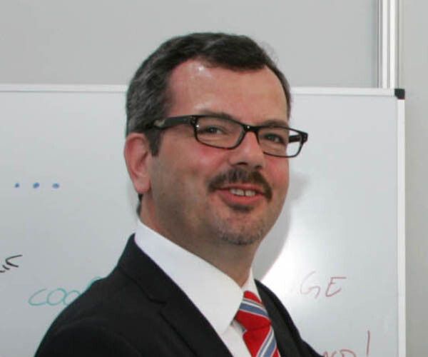 Thomas Brachmann, Honda: „Honda glaubt, dass Elektrofahrzeuge mit Brennstoffzelle die ultimative Mobilitätslösung sind und eine praktische, saubere und nahezu geräuschlose Antwort auf Transportanforderungen liefern. Die European Hydrogen Road Tour bietet die große Chance der Öffentlichkeit, den Medien und Regierungsvertretern eine Gelegenheit zu bieten diese Null-Emissions-Technologie für sich zu entdecken.“ (Bild: Honda)