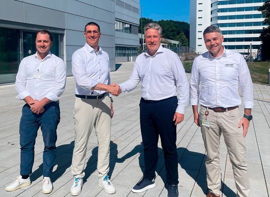 Andreas Lindemann, Geschäftsführer der Neura Mobile Robots (zweiter von rechts), schließt die Übernahme ab. Er und sein Managementteam haben umfassende Pläne für das fahrerlose Transportsystem von Bosch Rexroth.(Bild:  Neura Robotics)