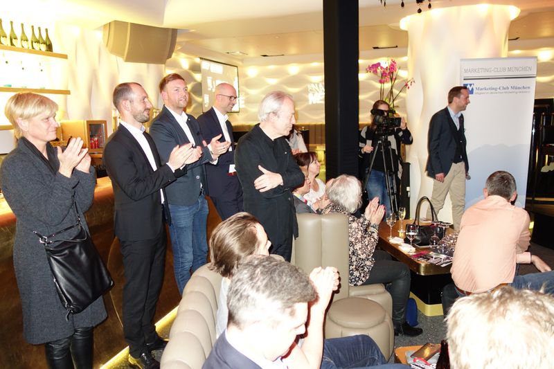 Die Talkgäste warten auf ihren Auftritt.  (Bild: IT-BUSINESS)