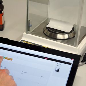 Abb. 2: Automatisierte Dokumentation des Wägeprozesses: Auswahl des gewünschten Vorgangs im elektronischen Laborjournal und Ausführung an der Waage (Kern ABJ-NM).