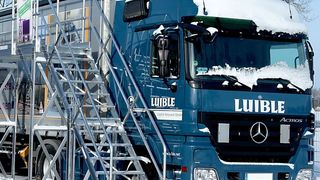 Sicherheit auf der Straße: Lkw-Fahrer können ihre Fahrzeuge mithilfe von Enteisungsanlagen aus Günzburg von Schnee und Eis befreien. (Bild: Günzburger Steigtechnik)