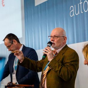 Die Auktionatoren Peter Kusch (li.) und Oliver Wimmers brachten mehr als die Hälfte der angebotenen Fahrzeuge unter den Hammer. (Bild:  Classicbid)