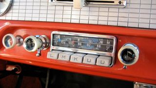 Ein Blaupunkt Köln aus dem Jahr 1958 in einem Ford Taunus. (Bild: FORD Taunus 17M P2(TL) deLuxe Two door 1958 Radio Blaupunkt Köln / Yeti.bigfoot / CC BY / Wikimedia Commons)