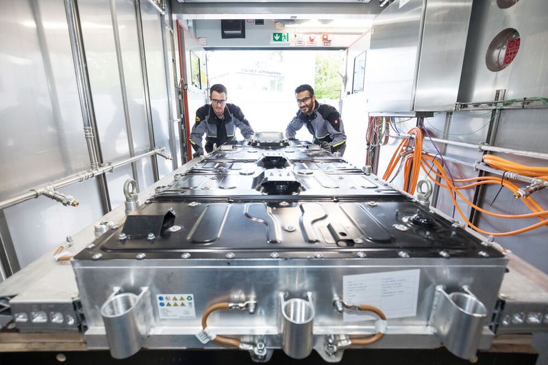 Vorbereitung einer Hochvoltbattrie für das Korrossionsprüfverfahren in der Salzsprühkammer.(Bild:  Valmet Automotive)