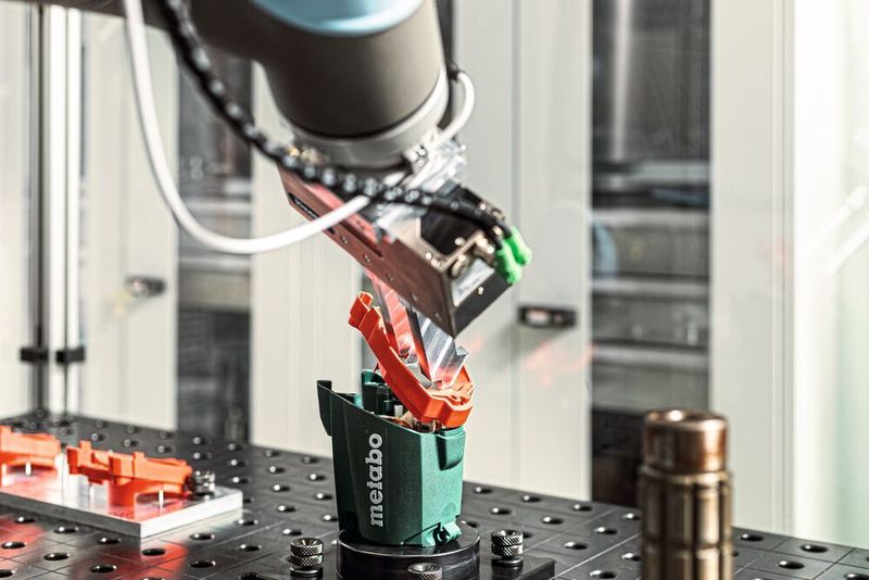 Die Montage hat viel Automatisierungspotenzial, wenn Prozess und Bauteil entsprechend gestaltet sind. (Fraunhofer-IPA/Rainer Bez)