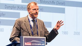 Dr. Johannes Staeves, Clusterleiter Leichtbau Karosserie der BMW Group, gab in der Abschluss-Keynote des „Automobil Industrie Leichtbau-Gipfels“ 2015 Anregungen für die Positionierung der Zulieferer entlang der Wertschöpfungskette. (Foto: Stefan Bausewein)