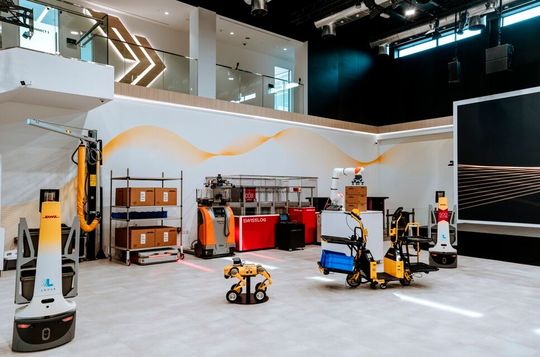Im Innovationszentrum steht und fährt das Neueste umher, was die Intralogistik-Technik zu bieten hat.(Bild:  DHL)
