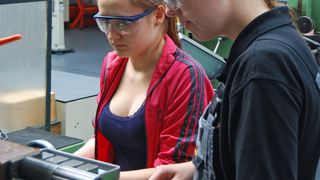 Isabel Stein, Auszubildende zur Zerspanungsmechanikerin bei Weidmüller, zeigt Girls’ Day -Teilnehmerin Laura Badura den richtigen Umgang mit einer Fräsmaschine. (Weidmüller)