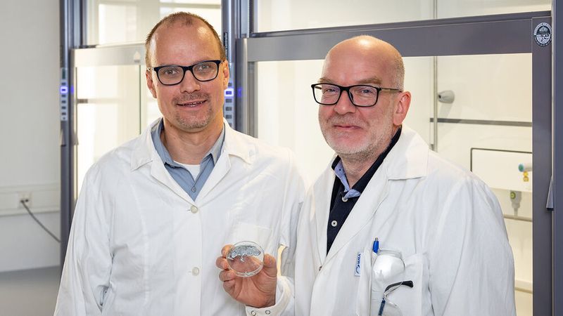 Prof. Dr. Robert Kretschmer (l.) und Dr. Tobias Rüffer gehören zum Forschungsteam, dem die Synthese einer ungewöhnlichen Verbindung des Metalls Gallium gelang. (Bild: TU Chemnitz Pressestelle/ Jacob Müller)