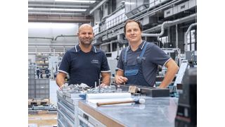 Steffen Rössner (li.) und Thomas Heinrich (re.), beide zuständig für die Programmierung in der mechanischen Fertigung bei Airbus Helicopters: «Mit dem Digital Twin konnten wir die Hochlaufzeit für neue Komponenten deutlich reduzieren und die Möglichkeit, einen Crash zu fahren, ist nahezu unmöglich.» (Bild: DMG Mori/Jens Ellensohn Fotografie)