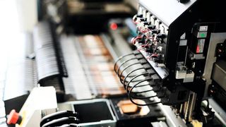 Yamaha-SMT-Bestückungssystem mit 6 Bestückköpfen im Einsatz. (Holger Jacob)