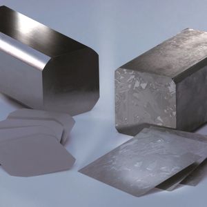 Silizumblock und einzelne Wafer: Der Kernprozess bei der Waferherstellung ist das Sägen, bei dem der Siliziumblock in Scheiben geschnitten wird.