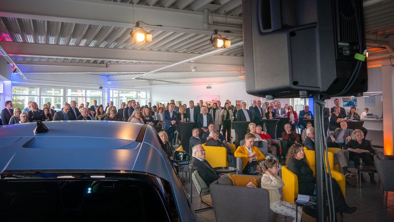 Zahlreiche Gäste folgten der Einladung von Inhaber Ralf Funke und seiner Familie. (Bild: Autohaus E. Funke)