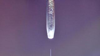 Am Helmholtz-Zentrum Berlin (HBZ) arbeiten Forscher mit einem sogenannten Mikrojet nach der Liquid-Jet-Methode daran, die elektrochemischen Vorgänge in Metalloxiden aufzudecken. Das könnte dabei helfen, noch bessere Photoelektroden für die Wasserstoffgewinnung zu bauen. (Bild: R. Seidel / HZB)