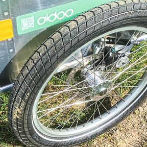 Fahrradanhänger-Spezialist Aidoo setzt auf Fahrwerkstechnologie aus der Automobilbranche und integriert hydraulische Scheibenbremsen und Hahn-Ölbremsen in einzigartiger Konstruktion.(Bild:  Projekthaus Aidoo)