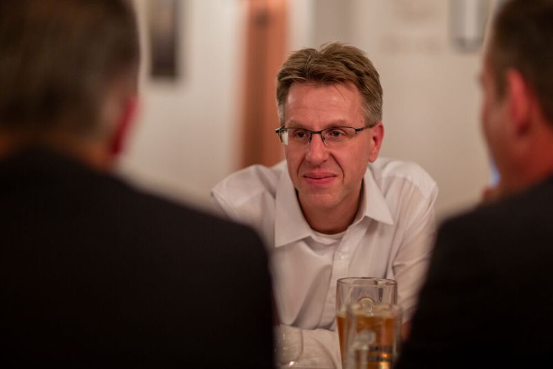 Bei den Förderprozessforen durfte auch der Austausch und natürlich die gemeinsame Entspannung am Abend nicht fehlen. Auf der Festung Marienberg konnten die Teilnehmerinnen und Teilnehmer zusammen essen und den informativen Kongresstag ausklingen lassen. (BKfotografik / PROCESS)