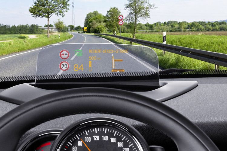Beim Combiner-Display dient nicht die Windschutzscheibe als Projektionsfläche, sondern eine kleine durchsichtige Kunststoffscheibe, die zwischen Fahrer und Frontscheibe angebracht ist. Beispiel ist das System von Bosch für den neuen Mini. (Foto: Bosch)