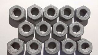 Bauteile mit Zinkpulvergemisch vor dem Prozess (oben), Bauteile nach dem ZTD-Prozess (unten) (Ebbinghaus)