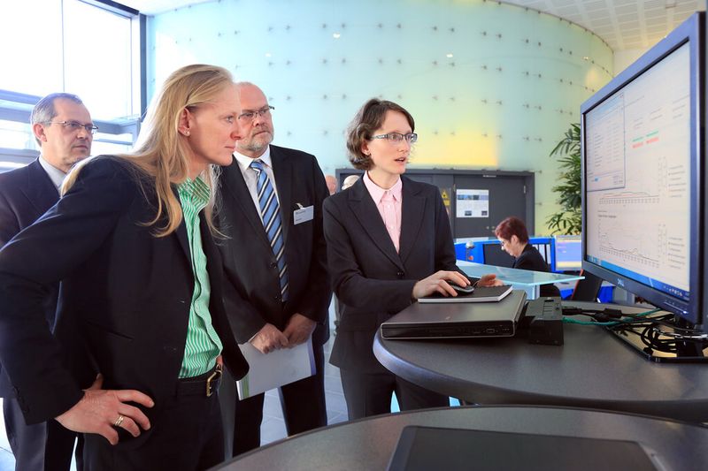 Ministerin Wolff lässt sich am Rande der Pressekonferenz innovative technische Lösungen zur Reduzierung von Energie- und Ressourcenverbrauch erklären, die in sachsen-anhaltinischen Unternehmen zum Einsatz kommen. (Bild: Fraunhofer-IFF/Viktoria Kühne)
