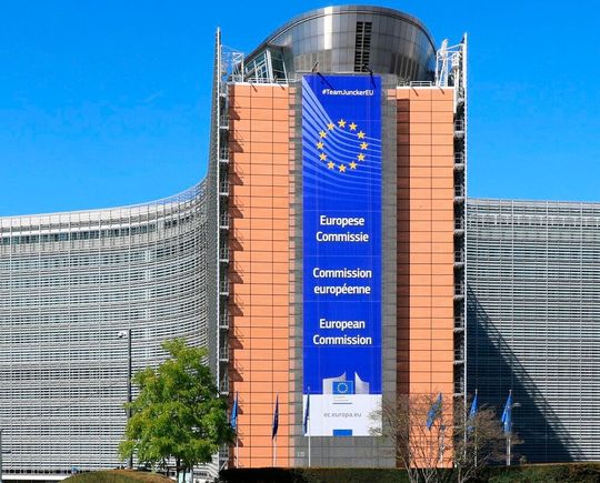 Erleichterungen aus Brüssel! Die EU-Kommission bastelt derzeit an einigen Vorgaben herum, um den Unternehmen das Leben einfacher zu machen. Zuletzt ging es um das Lieferkettensorgfalts-Pflichtengesetz. Nun sind die bestehenden Umweltvorgaben dran ...(Bild:  EU)