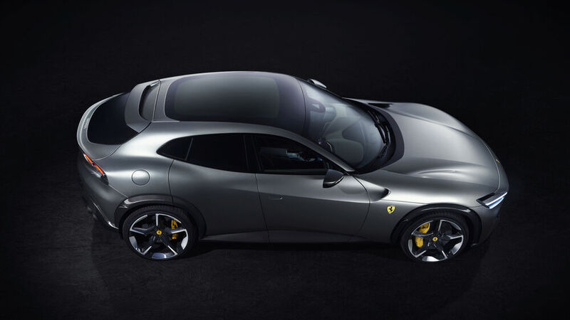 Das Carbondach senkt Gewicht und Schwerpunkt deutlich ab. (Bild: Autoren-Union Mobilität / Ferrari)