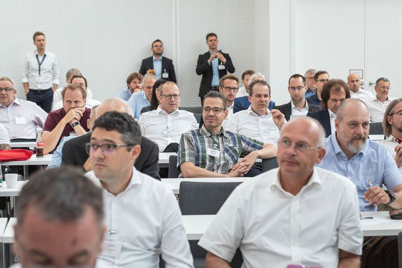 16. Anwenderkongress Steckverbinder: Der Tag 2 auf dem Steckverbinderkongress 2022 hatte den Themenschwerpunkt auf Oberflächen und Werkstoffen. Das umfasste die Konfektion Schwerer Steckverbinder für den Schaltschrankbau ebenso wie Hochstromkontakte für die E-Mobilität und funktionalisierte Oberflächen im Einsatz auf der ISS im Weltraum. (Bild: Elektronikpraxis)