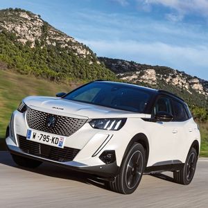 Peugeot schickt die Neuauflage seines Bestsellers 2008 an die Ladesäule anstatt an den Zapfhahn.