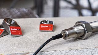 Die sensorintegrierten Befestigungsprodukte Sensor Anchor und Sensor Disc sollen zeit-und ressourcensparend Auskunft darüber geben, welche anliegenden Kräfte aktuell in Befestigungen vorherrschen. (Bild: Fischerwerke GmbH & Co. KG)