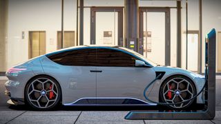 Ein Elektroauto an der Ladesäule: Die in solchen Anwendungen eingesetzten Komponenten müssen sich für hohe Spannungen eignen.  (Bild: frei lizenziert)