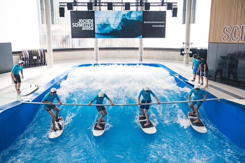 Noch an der Stange, bald schon völlig frei: Indoor-Surfen in der Jochen Schweizer Arena (C4B)