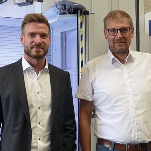 V. l.: Christopher Weber, Gebietsverkaufsleiter bei Heller und Thomas Reiber, Produktionsleiter und Prokurist bei Oskar Frech. „Alle Anforderungen an die Bearbeitungszentren konnten problemlos mit den Standards der Baureihe HF abgedeckt werden. Oberste Priorität hatte aber die Stabilität hinsichtlich Maschine und Prozesse“, sagt Reiber.(Bild:  Gebr. Heller Maschinenfabrik GmbH)