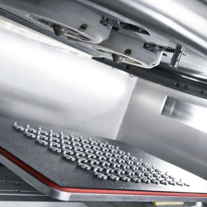 In rund drei Stunden Bauzeit fertigt ein Freeformer aus dem Hochtemperatur-Kunststoff PEI eine Kleinserie von 70 Abstandshaltern.