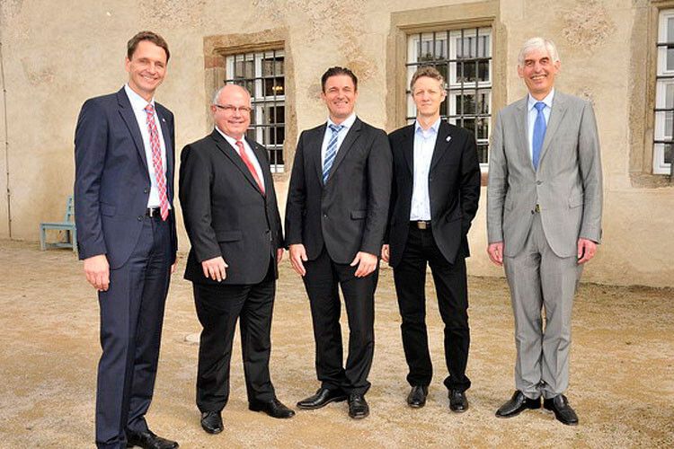 Die Referenten der Mitgliedsversammlung: (v.li.) LV Verbandsgeschäftsführer Joachim Kuhn, Michael Schwarz (Bürgschaftsbank Hessen), der TAK-Spezialist für Oldtimer, Matthias Kemmer, Anselm Lotz, Co-Vorsitzender des Berufsbildungsausschusses im ZDK, und Michael Kraft, Vizepräsident des Landesverbands Hessen. (Foto: Zietz)