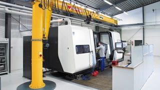 Standard-Schwenkkrane zur Maschinenbeschickung werden direkt auf dem Hallenboden aufgedübelt. (Bild: Vetter Krantechnik)