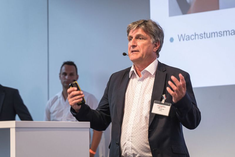 16. Anwenderkongress Steckverbinder: Der SPE-Tag am 4. Juli 2022 zog wieder viele interessierte Zuhörer an. Abgedeckt wurden fast alle Themen im Bereich Single Pair Ethernet vom Standard über das Marktpotenzial, Rückwärtskompatibilität, Schirmung, Messtechnik bis hin zum neuen Standard SPE M12 Hybrid. (Bild: Elektronikpraxis)