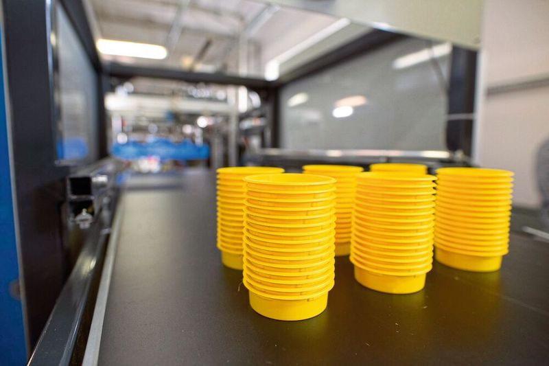 Die neuen thermogeformten Produkte sind hervorragend stapelbar und lassen sich leicht händisch oder auch maschinell entstapeln.  (Pöppelmann / RZ-Studio)