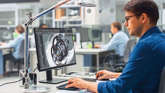 Ingenieure werden auch weiterhin händeringend gesucht. Auf 471 Stellen kommen aktuell 100 Arbeitssuchende. (Bild:  Gorodenkoff - stock.adobe.com)