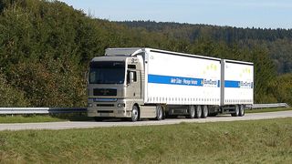 Lang-Lkw sind seit 2017 auf ausgewählten Straßen unterwegs. Ab dem Jahr 2020 wächst ihr Streckennetz und ein Abbiegeassistent muss an Bord sein. (MAN)