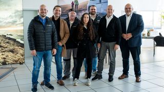 Das Libenti-Team rund um Benjamin Jakob (l.) und Peter Jakob (2. v. r.) setzt alles daran, die Kunden umfassend zu beraten. (Bild: Jonas Blank)