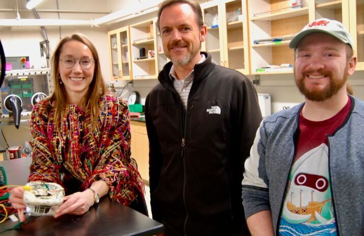 Roseanne Warren, Shad Roundy und Tim Kowalchik (von links) in Warrens Labor mit einer pyroelektrochemischen Zelle (PEC). (Bild: Brian Maffly)